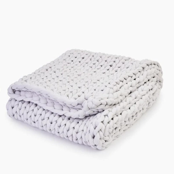 couverture laine tressee blanche pliee