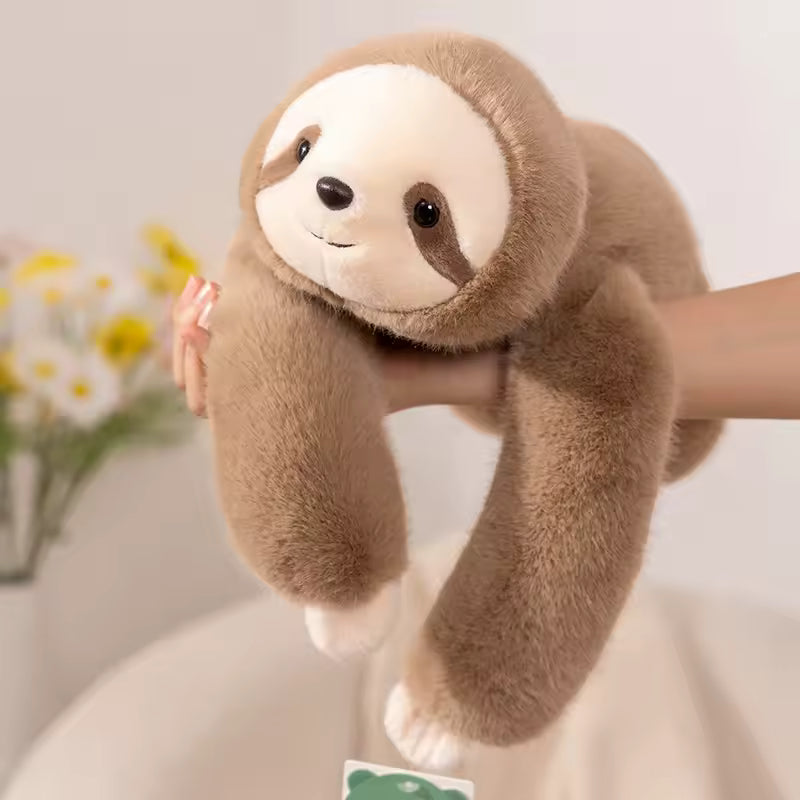 peluche lestee paresseux mains
