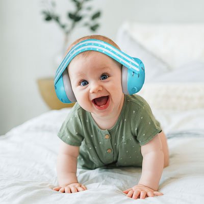Casque anti bruit bébé souriant