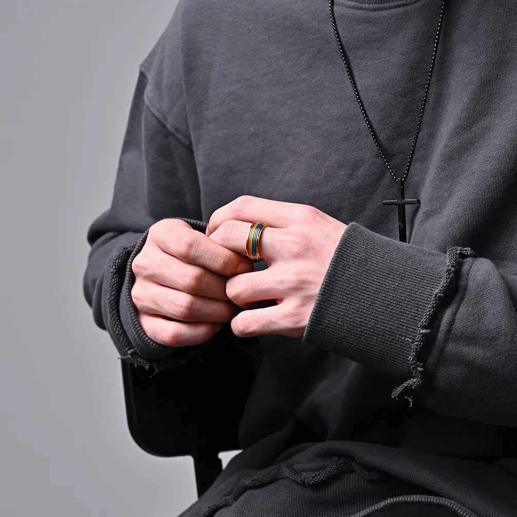 bague anti stress arc-en-ciel main homme