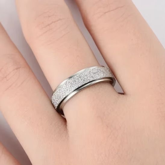Bague anti stress argent de près