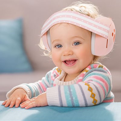 Casque anti bruit bébé rose fillette souriante