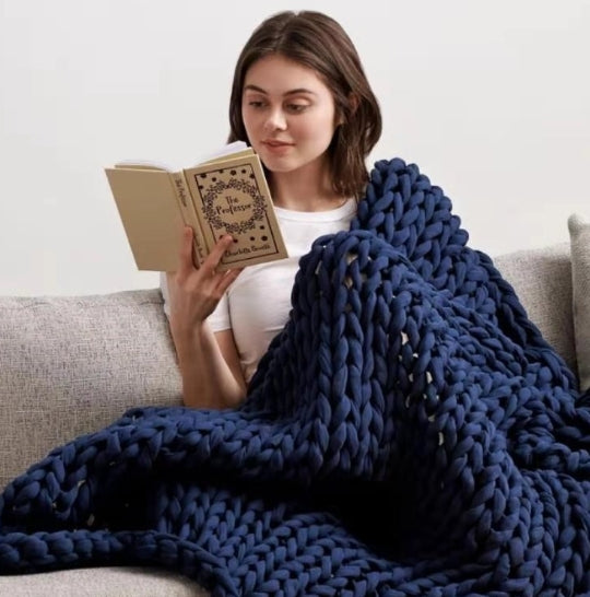 couverture laine tressee marine femme lecture