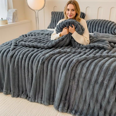 couverture-lourde-douce-rayures-fille-dans-lit