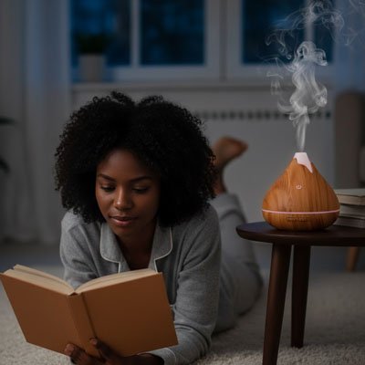 diffuseur de parfum femme-lecture sur ventre