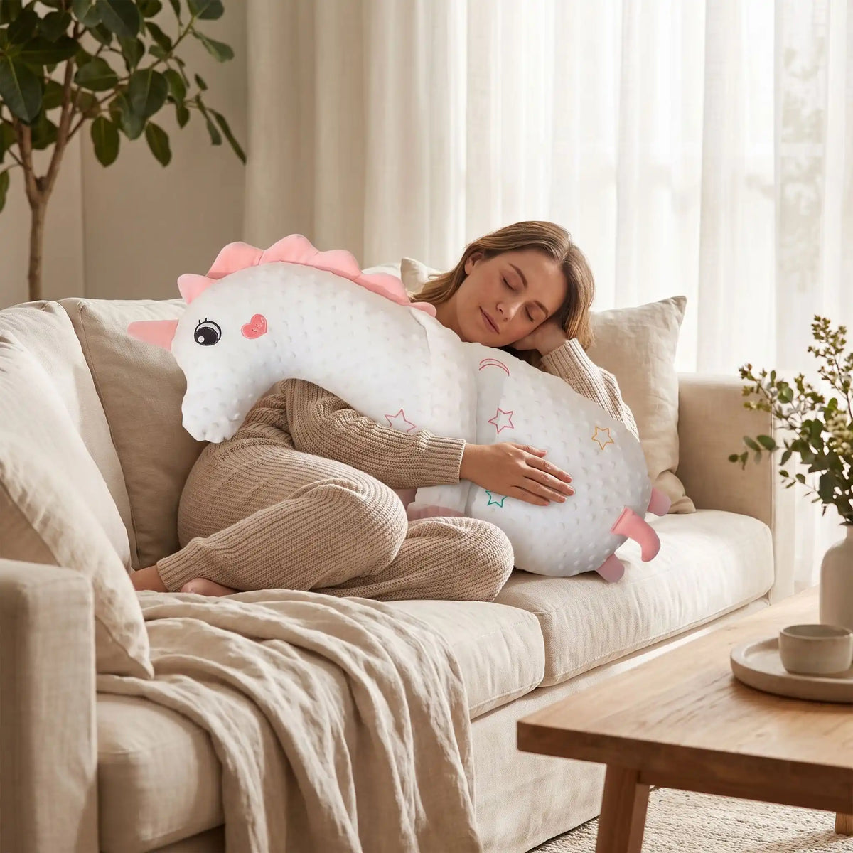 licorne geante en peluche femme etreinte