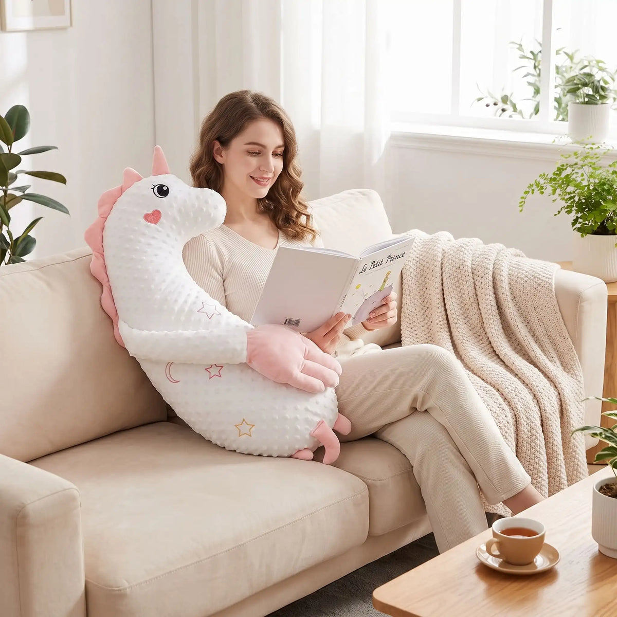 licorne geante en peluche femme lecture