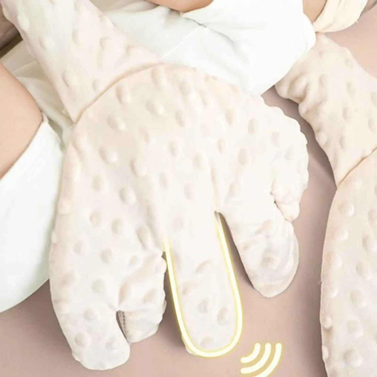 ours en peluche geant main tapote