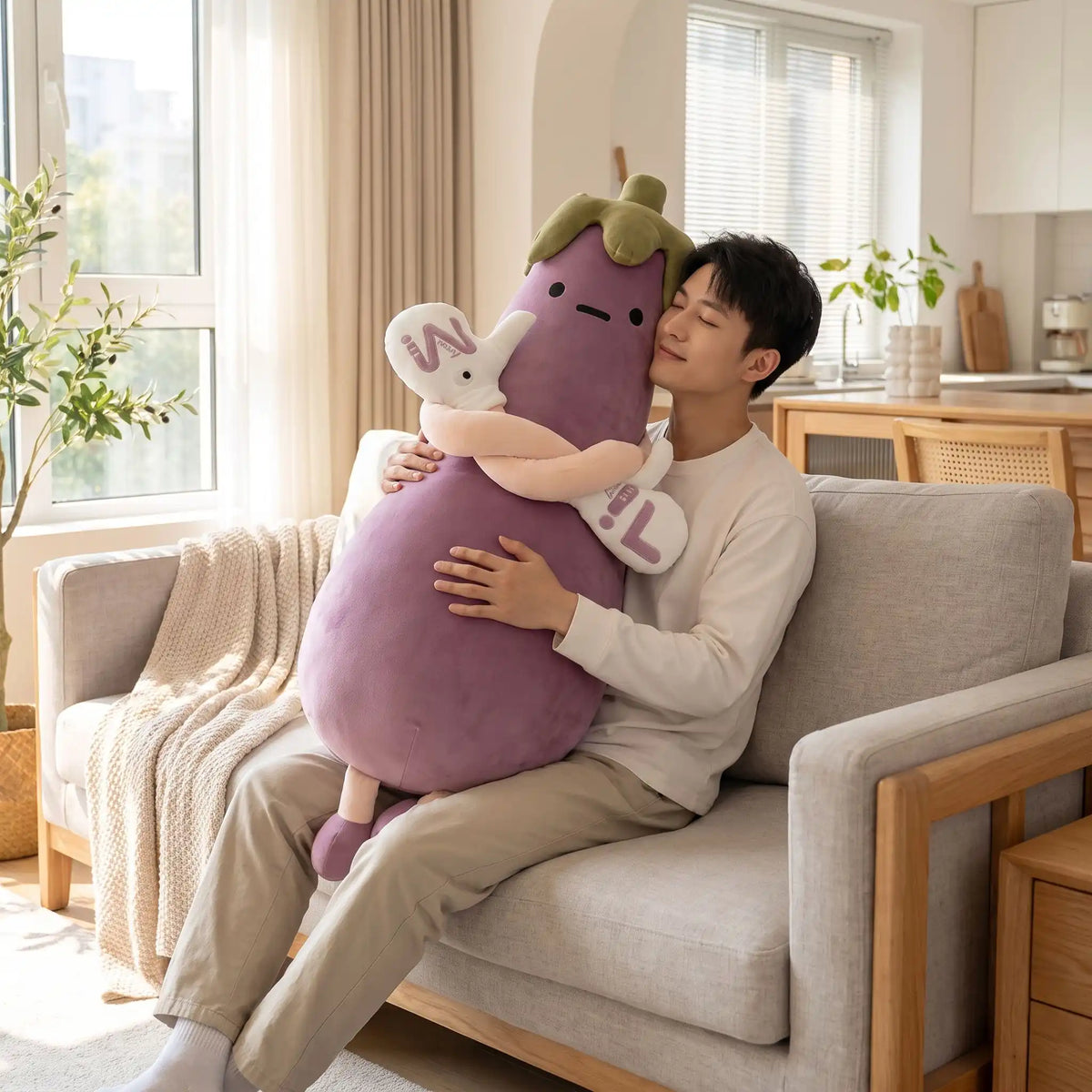 peluche apaisante aubergine gars sofa