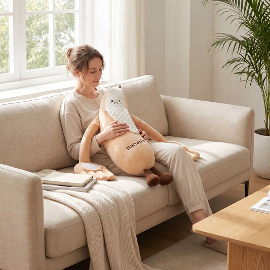 peluche banane femme sofa