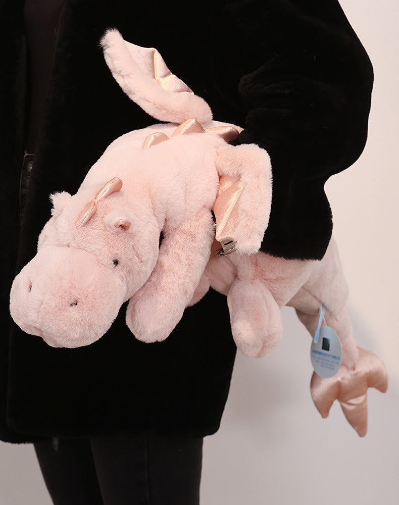 peluche lestee dragon rose sous bras