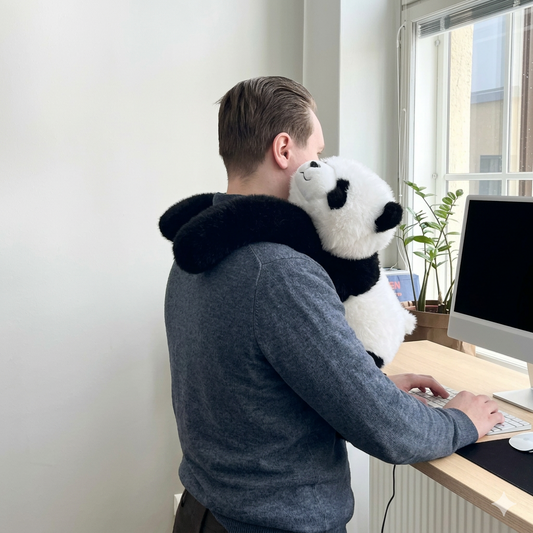 peluche lestee panda cou homme ordi