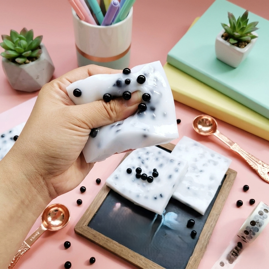 squishy billes cachees sur bureau travail