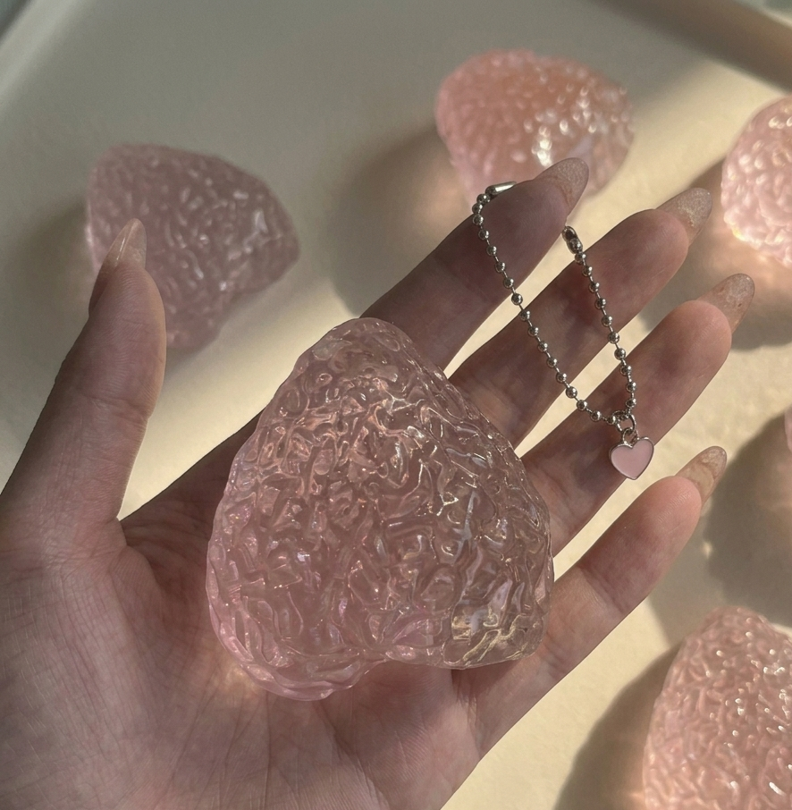 squishy fraise transparente main